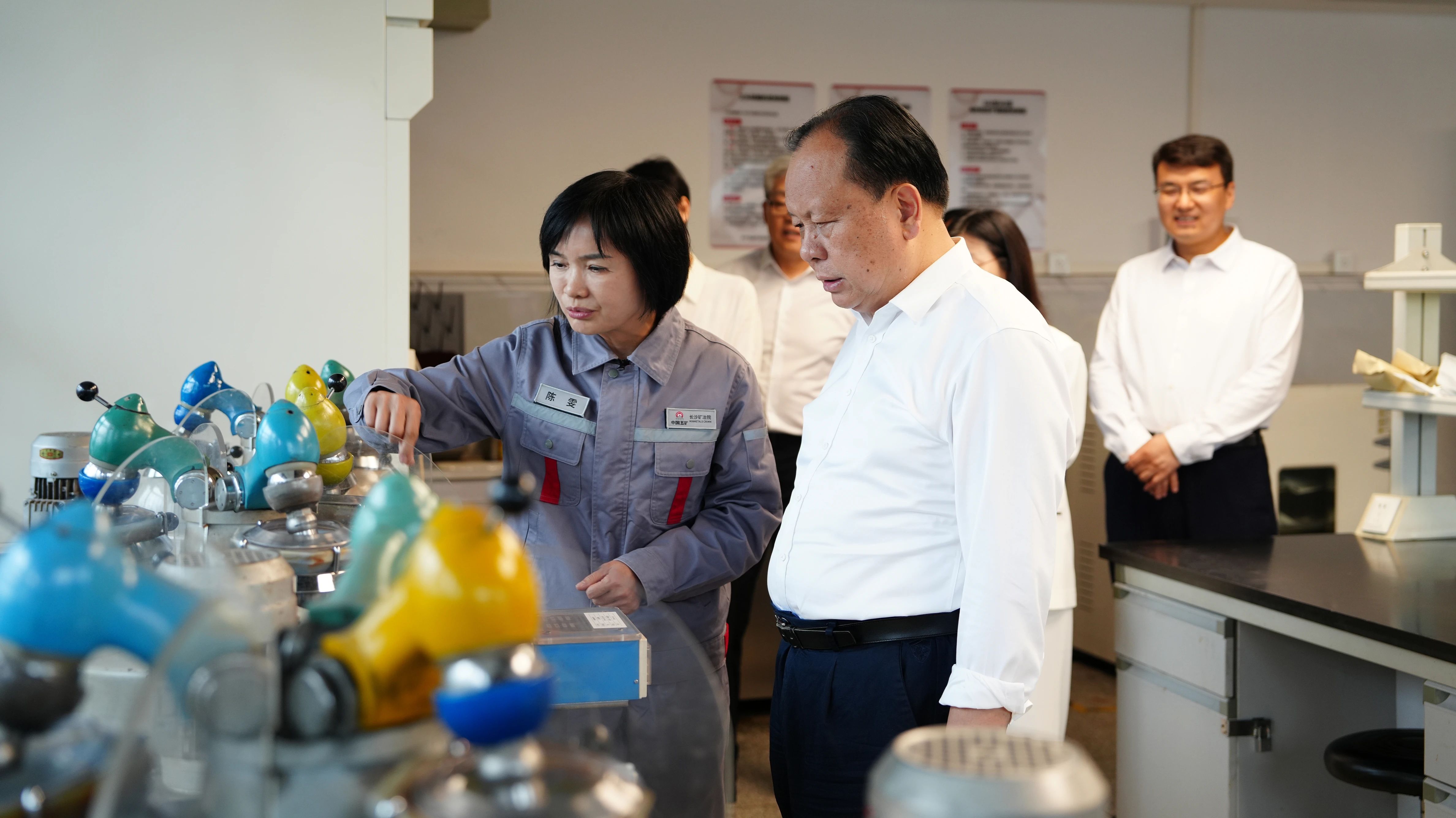 周農到長沙礦冶院調研并慰問勞動模范
